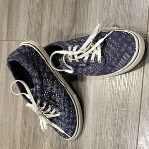 Van's 500200 women's sz 6 sneakers excellent condition